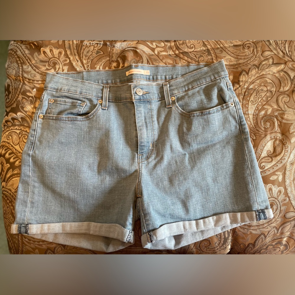 LEVI shorts, size 33